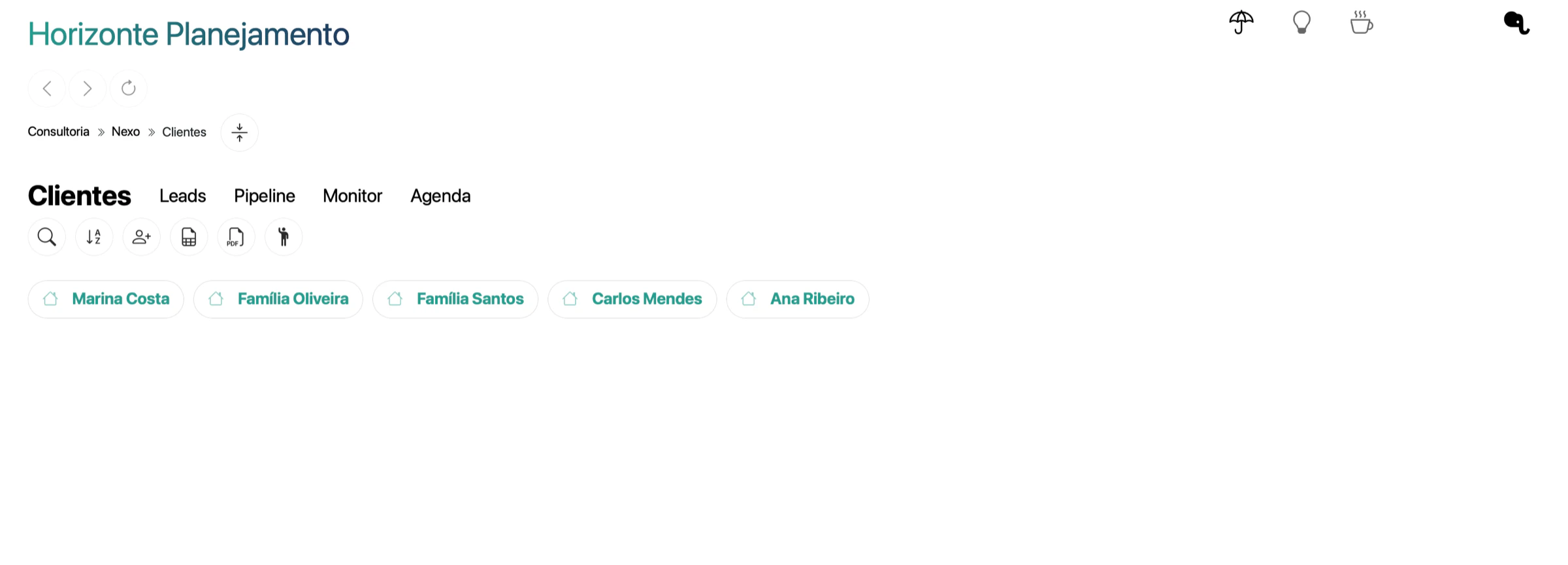 Nexo aberto na aba Clientes, com as abas Clientes, Leads, Pipeline, Monitor e Agenda, os botões de busca, ordenação e cadastro e as pílulas Marina Costa, Família Oliveira, Família Santos, Carlos Mendes e Ana Ribeiro