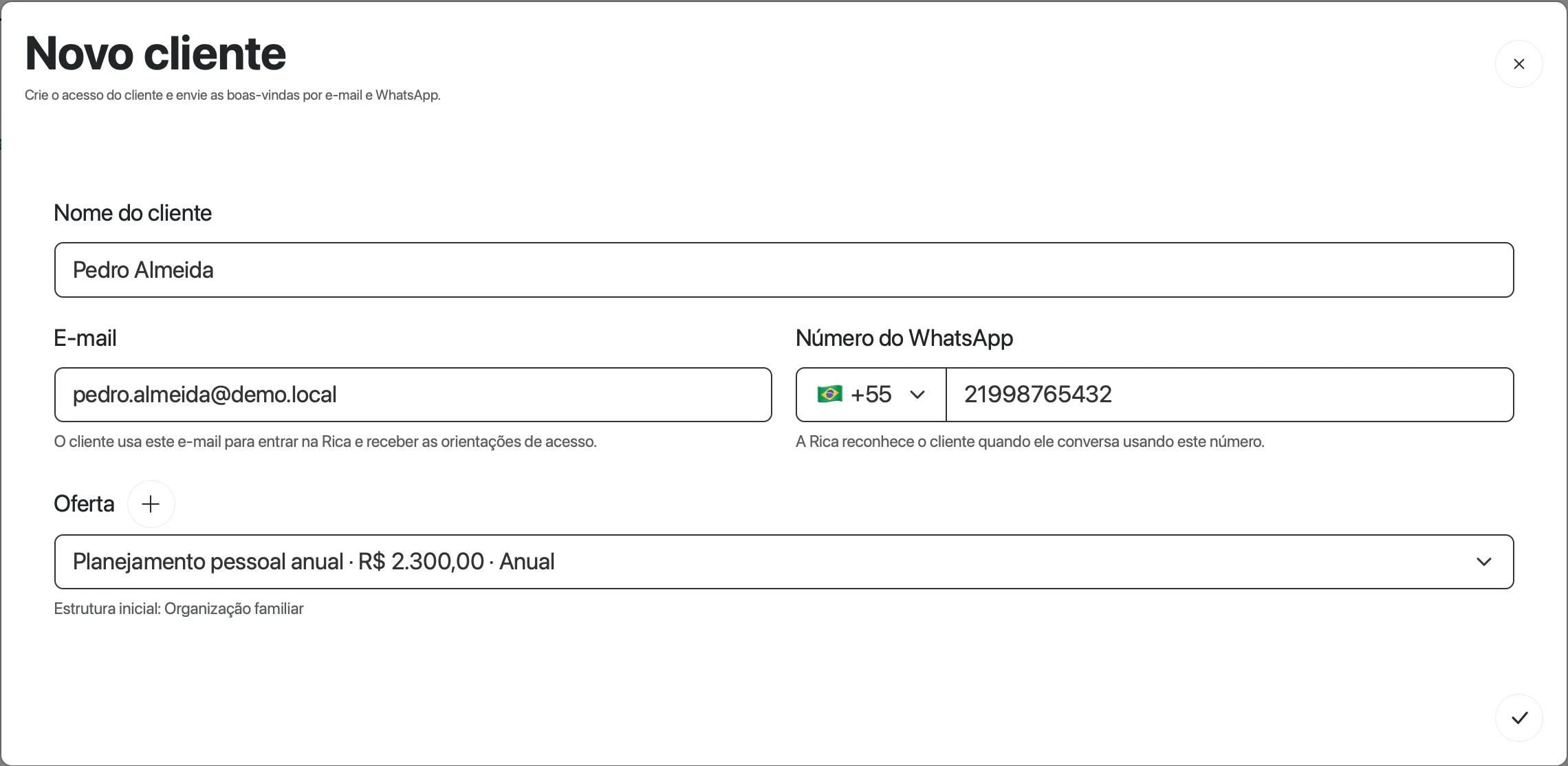 Janela Novo cliente com Pedro Almeida, pedro.almeida@demo.local, WhatsApp +55 e 21998765432, oferta Planejamento pessoal anual · R$ 2.300,00 · Anual e Estrutura inicial: Organização familiar